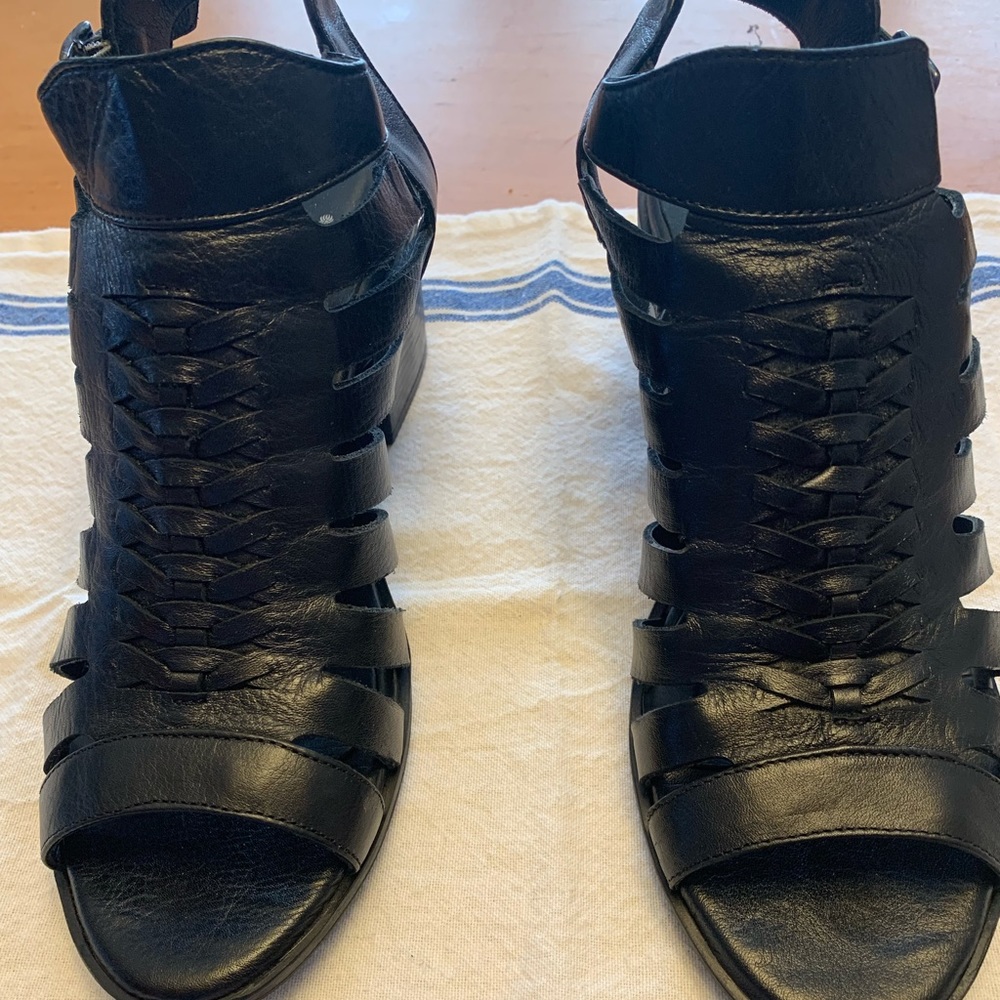 Venüs Black Sandals size 40/9.5, EUC